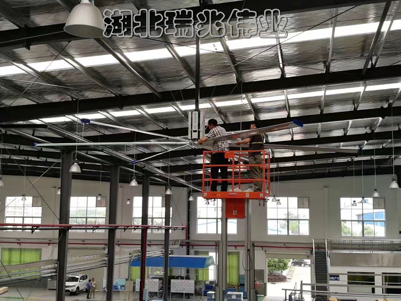 廠房降溫通風、大型工業節能風扇、廠房降溫通風、廠房降溫、廠房通風、鋼結構廠房通風降溫方案、廠房車間通風降溫方案、大型工業風扇、物流倉儲大風扇、大吊扇、工業風扇、廠房車間降溫設備、廠房車間通風設備、車間溫控設備、工業大吊扇、工業大風扇、工業節能風扇、湖北瑞兆偉業通風降溫科技有限公司