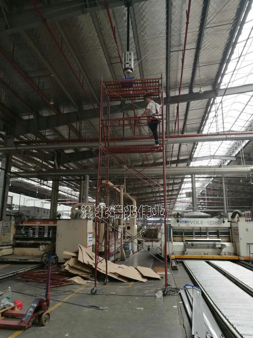 歐比特工業大風扇、鋼結構廠房通風降溫方案、廠房車間通風降溫方案、大型工業風扇、物流倉儲大風扇、大吊扇、工業風扇、廠房車間降溫設備、廠房車間通風設備、車間溫控設備、工業大吊扇、工業大風扇、工業節能風扇、湖北瑞兆偉業通風降溫科技有限公司
