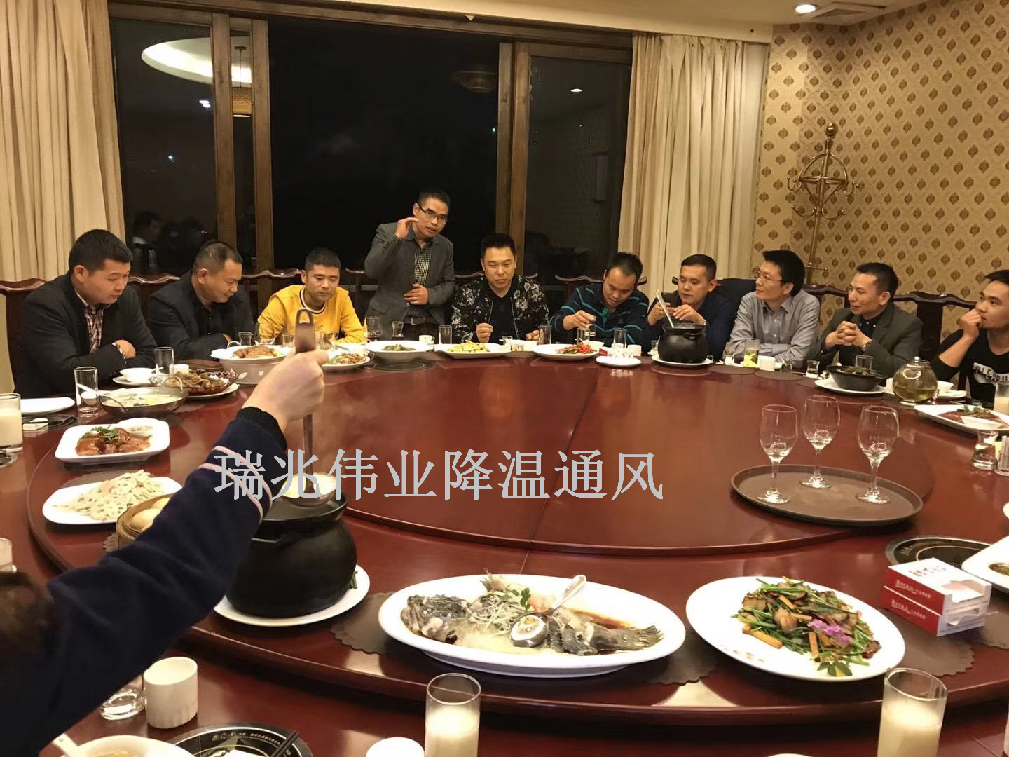 鋼結構廠房通風降溫方案、廠房車間通風降溫方案、大型工業風扇、物流倉儲大風扇、大吊扇、工業風扇、廠房車間降溫設備、廠房車間通風設備、車間溫控設備、工業大吊扇、工業大風扇、工業節能風扇、湖北瑞兆偉業通風降溫科技有限公司