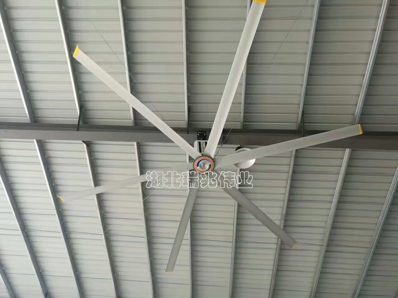 廠房降溫通風、鋼結構廠房通風降溫方案、廠房車間通風降溫方案、大型工業風扇、物流倉儲大風扇、大吊扇、工業風扇、廠房車間降溫設備、廠房車間通風設備、車間溫控設備、工業大吊扇、工業大風扇、工業節能風扇、湖北瑞兆偉業通風降溫科技有限公司