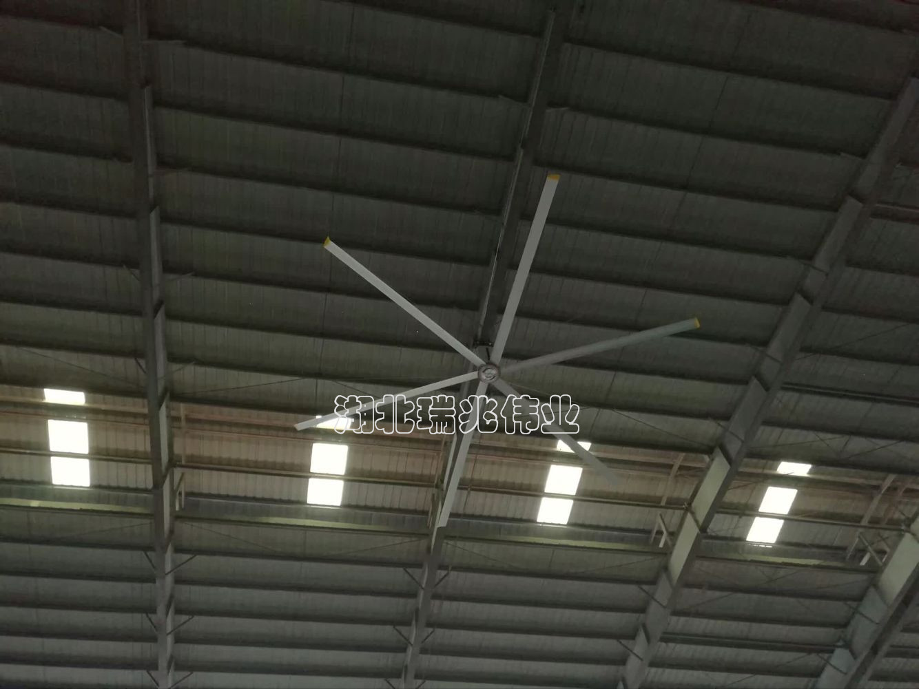 瑞泰風工業大風扇、鋼結構廠房通風降溫方案、廠房車間通風降溫方案、大型工業風扇、物流倉儲大風扇、大吊扇、工業風扇、廠房車間降溫設備、廠房車間通風設備、車間溫控設備、工業大吊扇、工業大風扇、工業節能風扇、湖北瑞兆偉業通風降溫科技有限公司