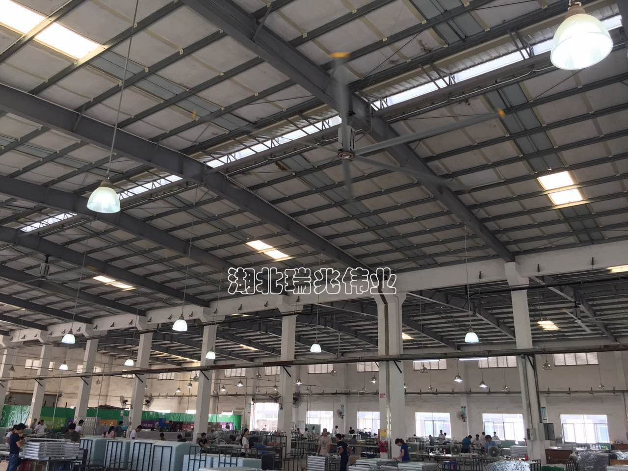 瑞泰風工業大風扇、鋼結構廠房通風降溫方案、廠房車間通風降溫方案、大型工業風扇、物流倉儲大風扇、大吊扇、工業風扇、廠房車間降溫設備、廠房車間通風設備、車間溫控設備、工業大吊扇、工業大風扇、工業節能風扇、湖北瑞兆偉業通風降溫科技有限公司