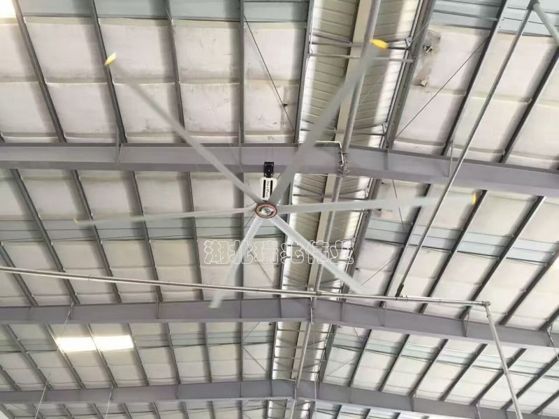 鋼結構廠房通風降溫方案、廠房車間通風降溫方案、大型工業風扇、物流倉儲大風扇、大吊扇、工業風扇、廠房車間降溫設備、廠房車間通風設備、車間溫控設備、工業大吊扇、工業大風扇、工業節能風扇、湖北瑞兆偉業通風降溫科技有限公司