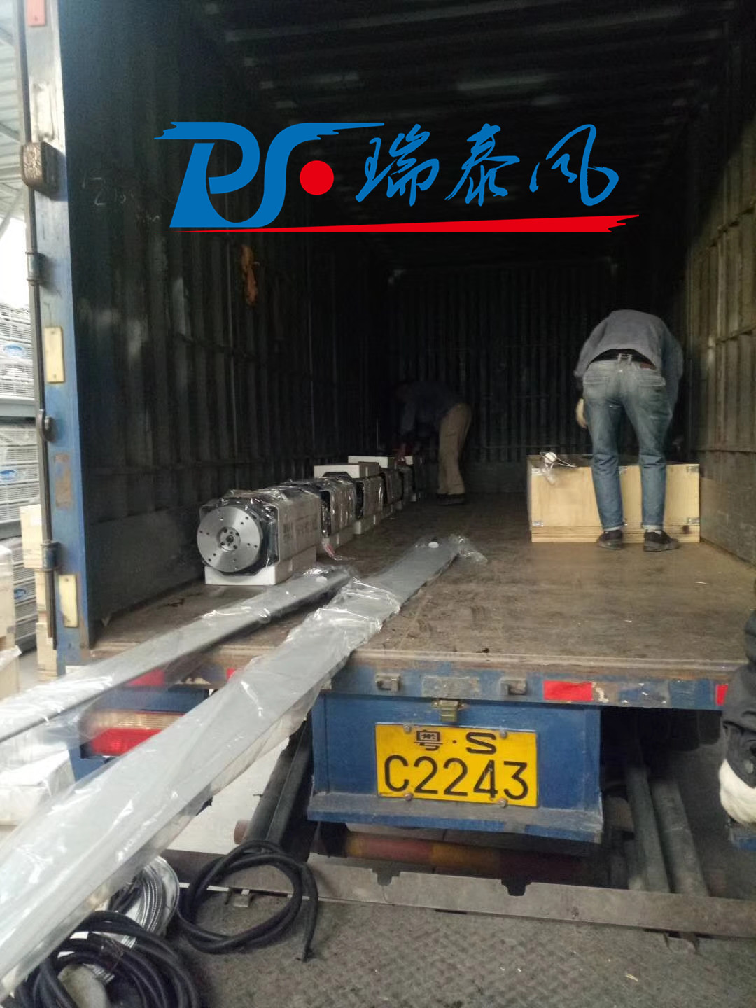 瑞泰風工業大風扇、鋼結構廠房通風降溫方案、廠房車間通風降溫方案、大型工業風扇、物流倉儲大風扇、大吊扇、工業風扇、廠房車間降溫設備、廠房車間通風設備、車間溫控設備、工業大吊扇、工業大風扇、工業節能風扇、湖北瑞兆偉業通風降溫科技有限公司