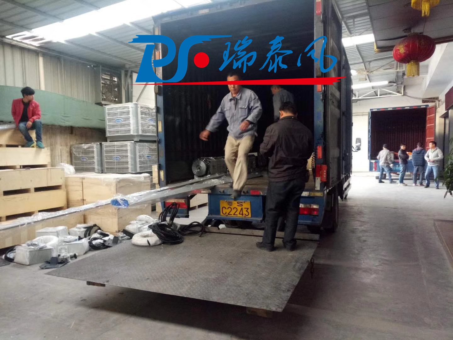瑞泰風工業大風扇、鋼結構廠房通風降溫方案、廠房車間通風降溫方案、大型工業風扇、物流倉儲大風扇、大吊扇、工業風扇、廠房車間降溫設備、廠房車間通風設備、車間溫控設備、工業大吊扇、工業大風扇、工業節能風扇、湖北瑞兆偉業通風降溫科技有限公司